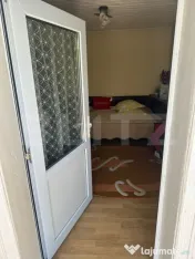Vand casa cu garaj si teren + anexe