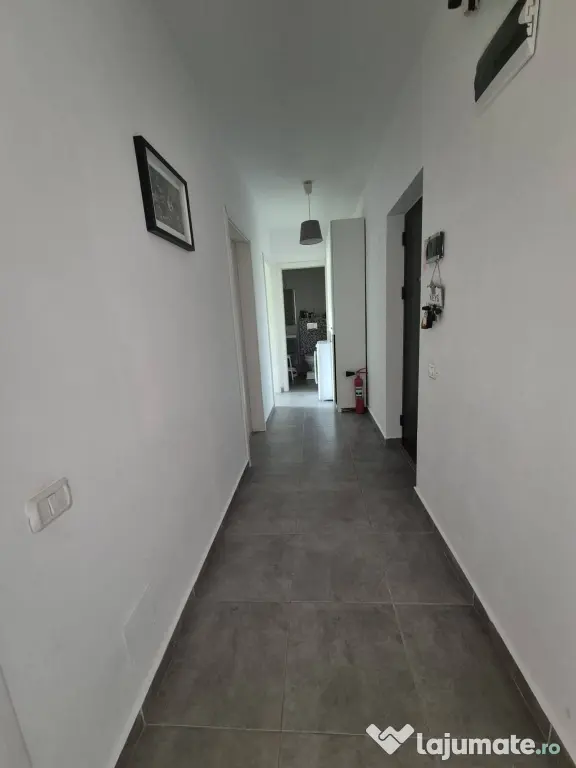 Vând apartament,loc de parcare și boxă