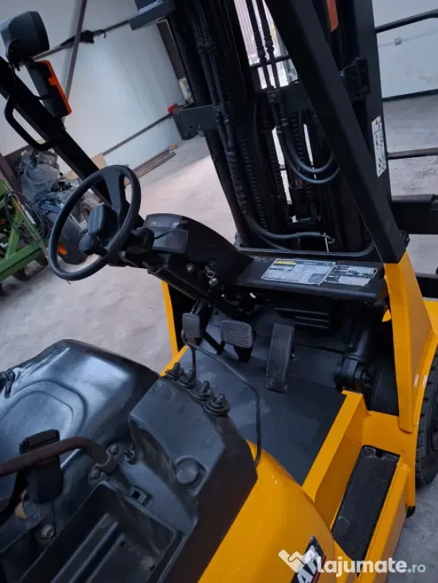 Motostivuitor Caterpilar, 2 tone, 4 metri, translatie laterala, anvelope noi