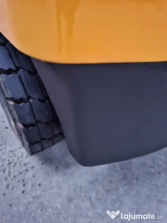 Motostivuitor Caterpilar, 2 tone, 4 metri, translatie laterala, anvelope noi