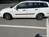 Vând Ford Focus alb, diesel, în stare bună.