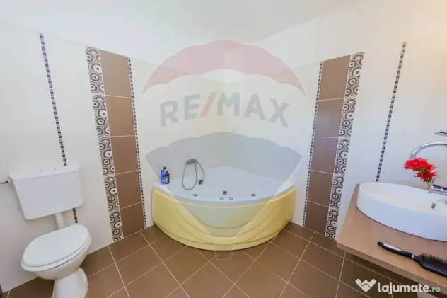 Casă elegantă în zonă exclusivistă, cu priveliște d...