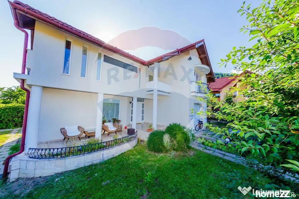 Casă elegantă în zonă exclusivistă, cu priveliște d...