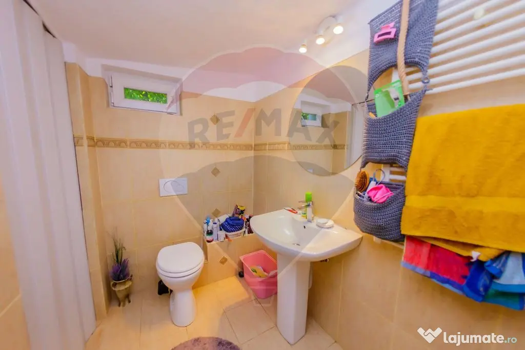 Casă elegantă în zonă exclusivistă, cu priveliște d...