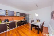 Casă elegantă în zonă exclusivistă, cu priveliște d... 