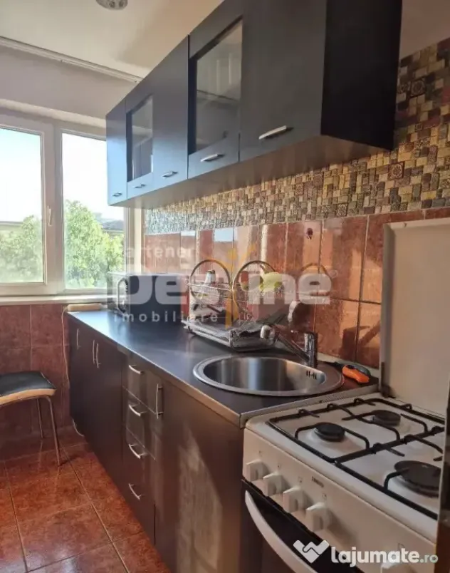 Inchiriez apartament cu 3 camere utilat si mobilat in zona D