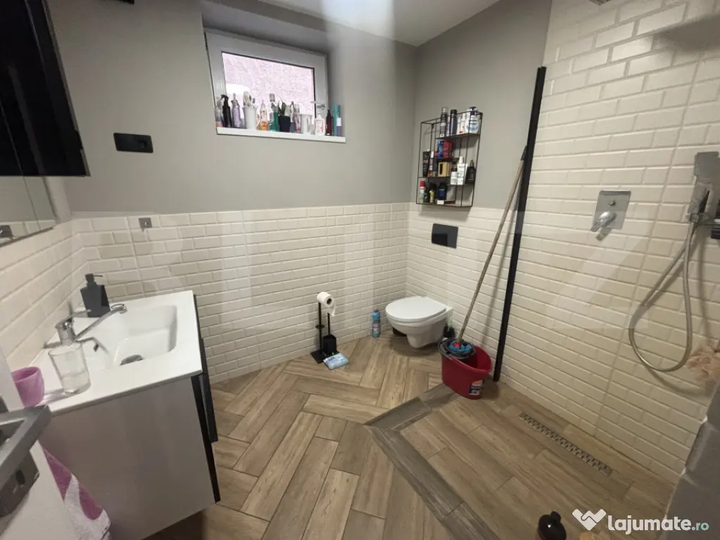 Casa tip pensiunea, ideala pentru dezvoltare