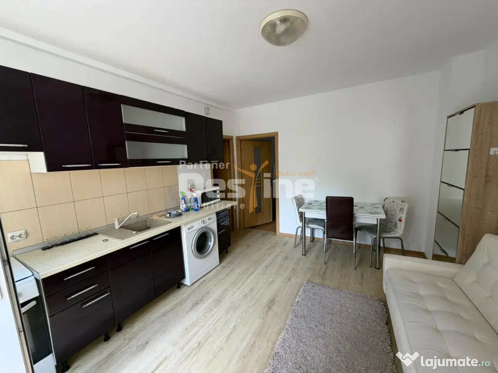 Casa cu 6 unitati, doua locuri de parcare si curte, situata