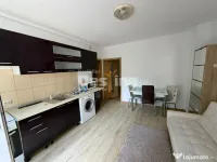Casa cu 6 unitati, doua locuri de parcare si curte, situata 
