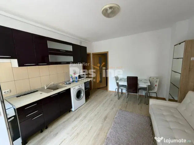 Casa cu 6 unitati, doua locuri de parcare si curte, situata