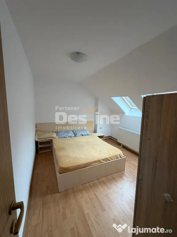 Casa cu 6 unitati, doua locuri de parcare si curte, situata
