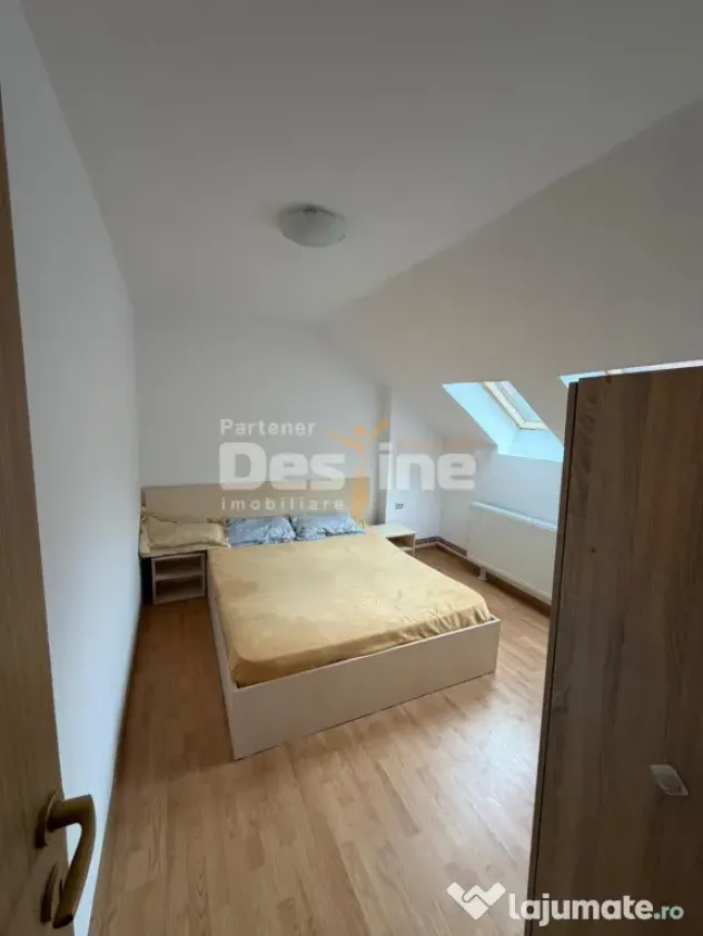 Casa cu 6 unitati, doua locuri de parcare si curte, situata
