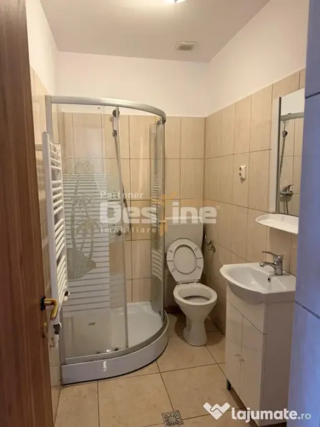 Casa cu 6 unitati, doua locuri de parcare si curte, situata
