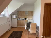 Casa cu 6 unitati, doua locuri de parcare si curte, situata 