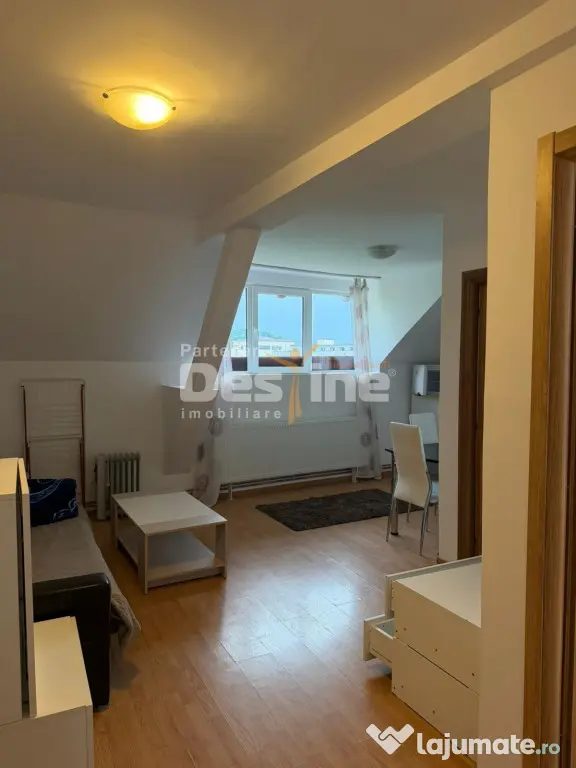 Casa cu 6 unitati, doua locuri de parcare si curte, situata