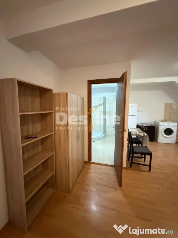 Casa cu 6 unitati, doua locuri de parcare si curte, situata