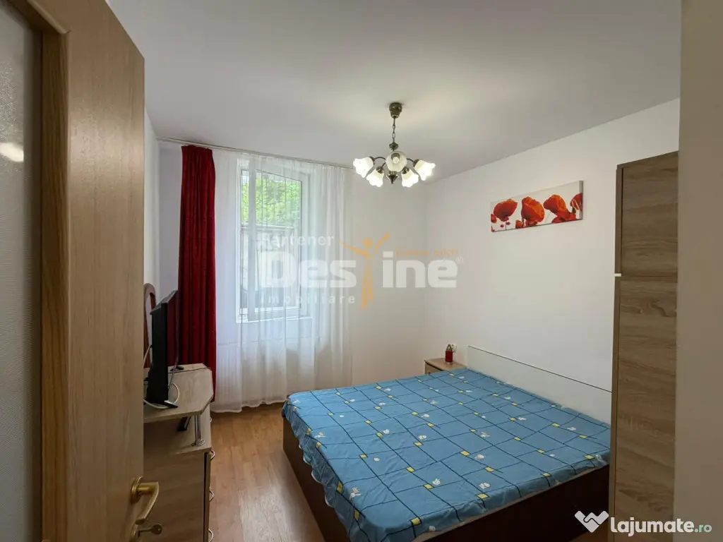 Casa cu 6 unitati, doua locuri de parcare si curte, situata