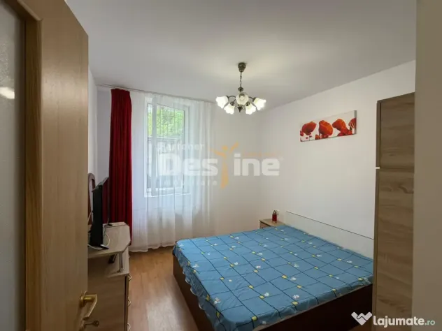 Casa cu 6 unitati, doua locuri de parcare si curte, situata