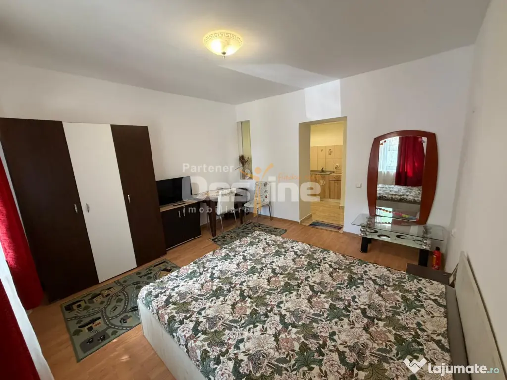 Casa cu 6 unitati, doua locuri de parcare si curte, situata