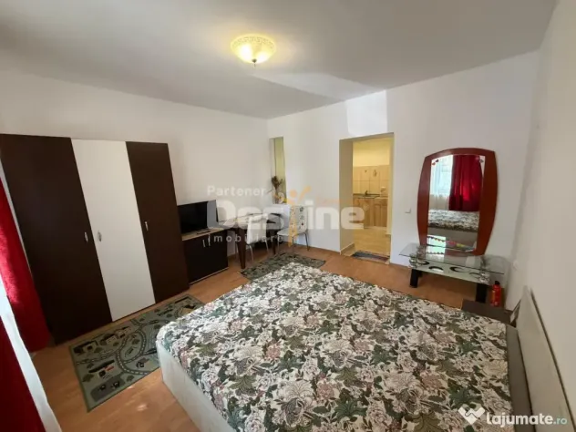 Casa cu 6 unitati, doua locuri de parcare si curte, situata