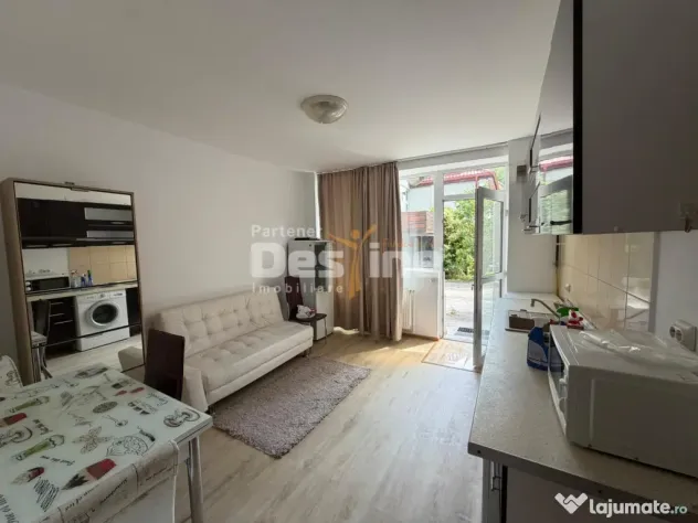 Casa cu 6 unitati, doua locuri de parcare si curte, situata