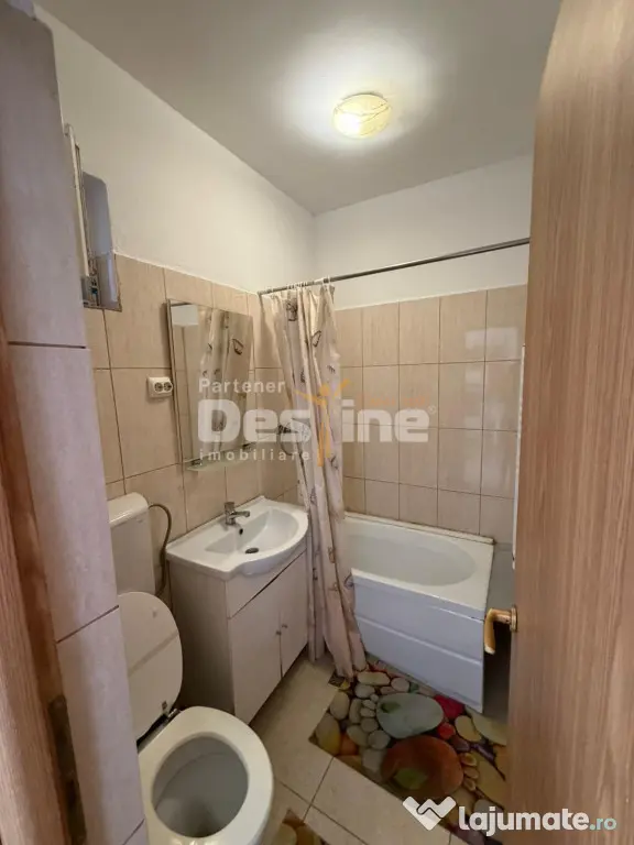 Casa cu 6 unitati, doua locuri de parcare si curte, situata