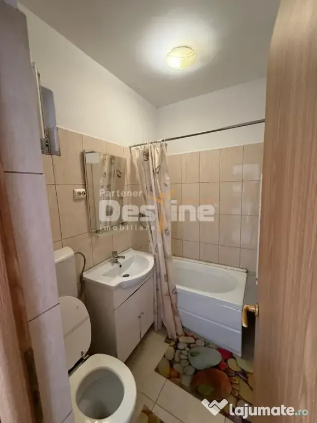 Casa cu 6 unitati, doua locuri de parcare si curte, situata