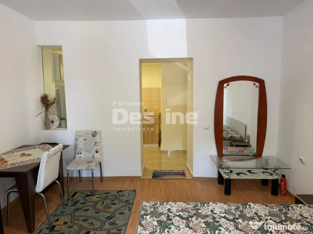 Casa cu 6 unitati, doua locuri de parcare si curte, situata