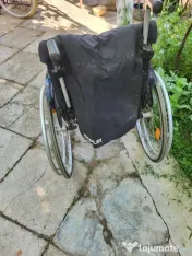 Scaun cu rotile pentru persoane cu dizabilitati