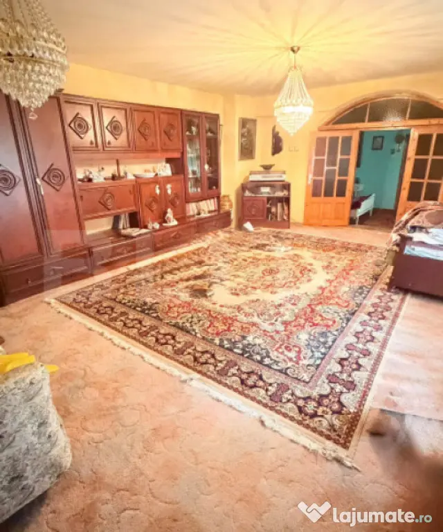 Casă cu teren generos de 800 mp, la stradă principală în