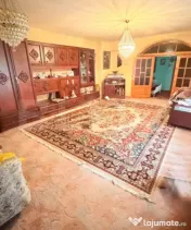 Casă cu teren generos de 800 mp, la stradă principală în 