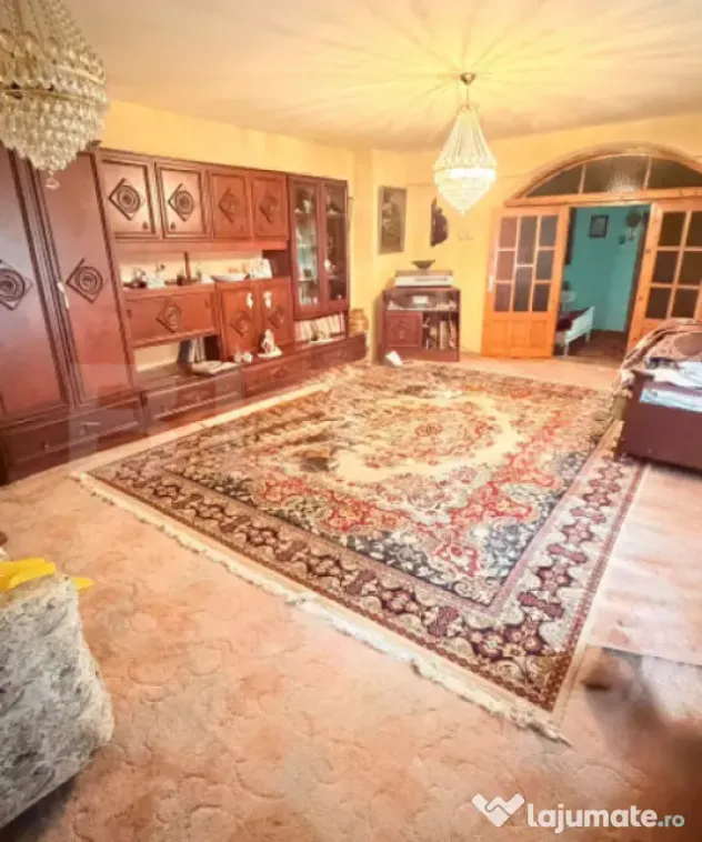 Casă cu teren generos de 800 mp, la stradă principală în