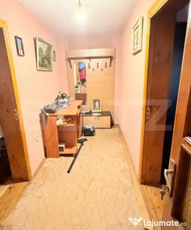 Casă cu teren generos de 800 mp, la stradă principală în