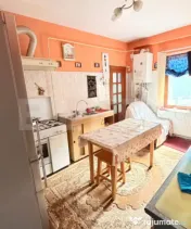 Casă cu teren generos de 800 mp, la stradă principală în 