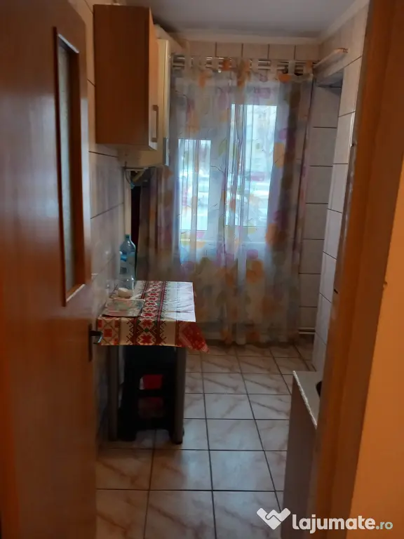 Ofer spre inchiriere apartament 2 camere semidecomandat zona Banat