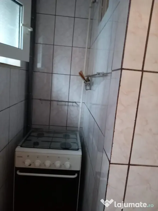 Ofer spre inchiriere apartament 2 camere semidecomandat zona Banat