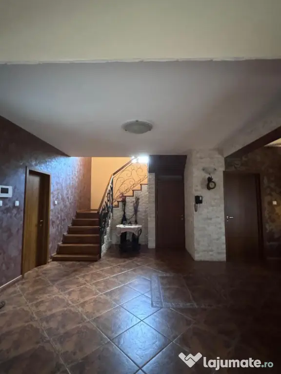 Casa S+P+1, 280 mp utili, 585 mp teren, zona Lăpuș