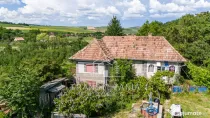 Casă tradițională cu teren de 2.560mp, în Sâmboleni, com. Cămărașu