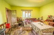 Casă tradițională cu teren de 2.560mp, în Sâmboleni, com. Cămărașu 