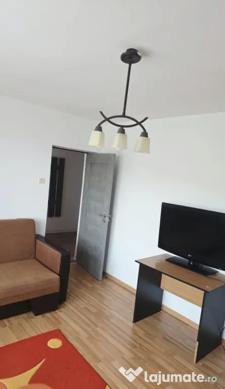Închiriez apartament 2 camere decomandat str Luptei