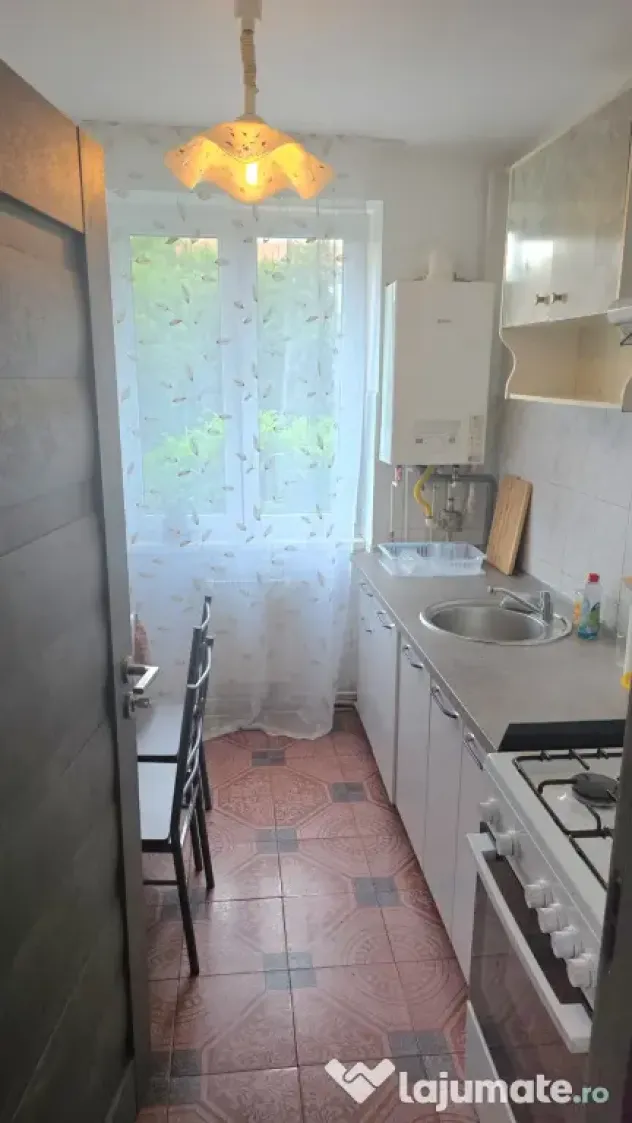 Închiriez apartament 2 camere decomandat str Luptei
