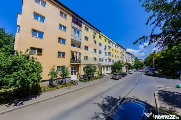 Apartament de vanzare 4 camere decomandat etaj 2 - Baia Mare (Maramures)