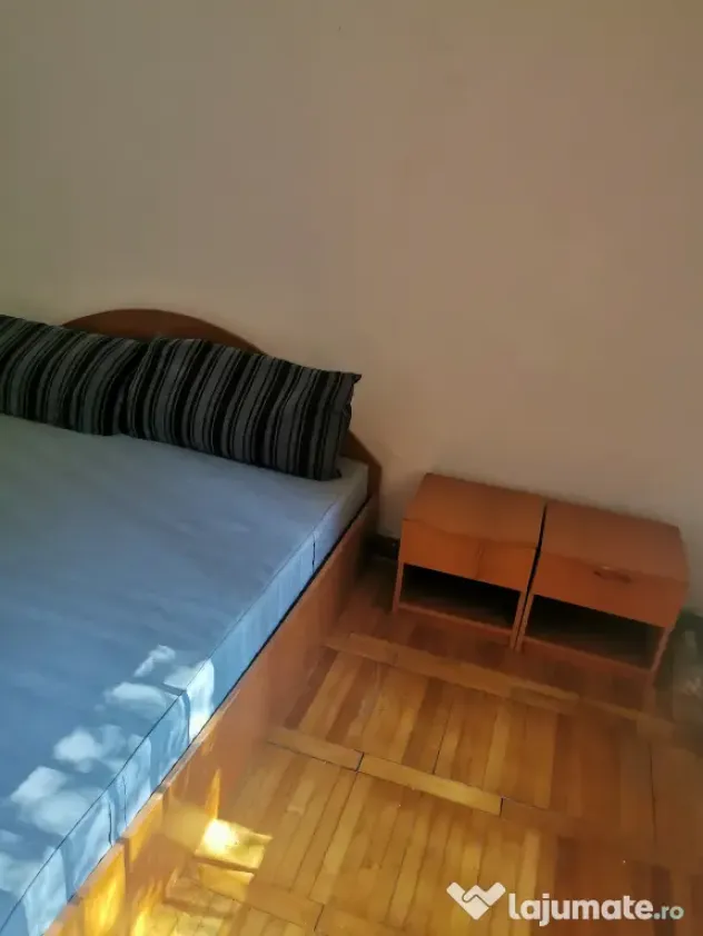 De vânzare mobilă de dormitor și canapea extensibila stare bună