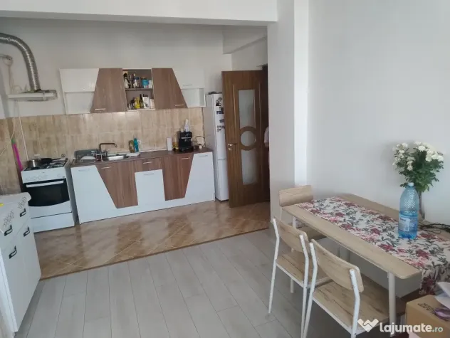 Inchiriez apartament