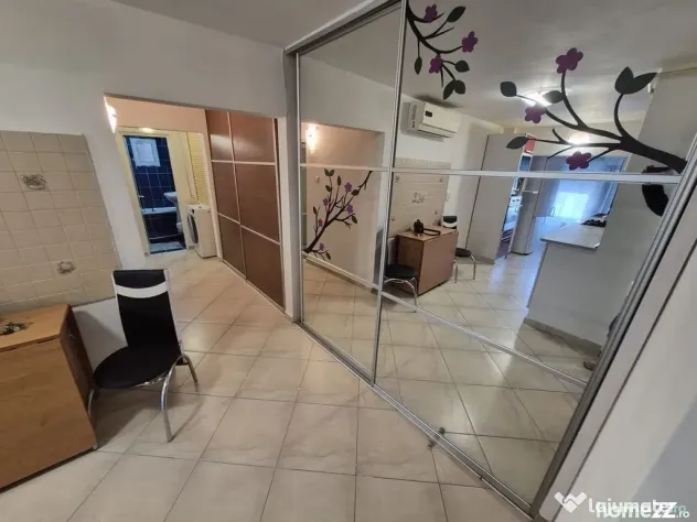 De inchiriat apartament cu 3 camere, etaj 3, Micro 16, 450 euro - Galati (Galati)