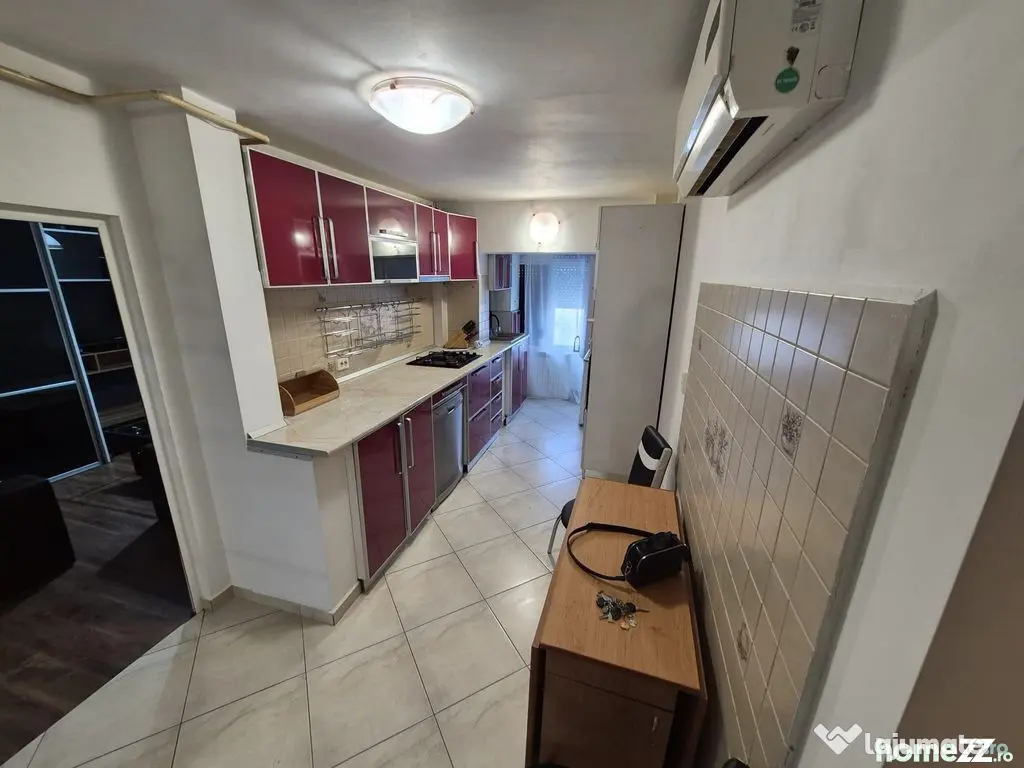 De inchiriat apartament cu 3 camere, etaj 3, Micro 16, 450 euro - Galati (Galati)