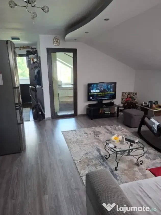 Apartament 3 camere curte