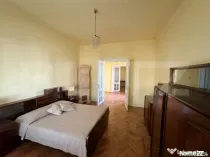 Casă spațioasă cu 6 camere, teren 700 mp, garaj și teras