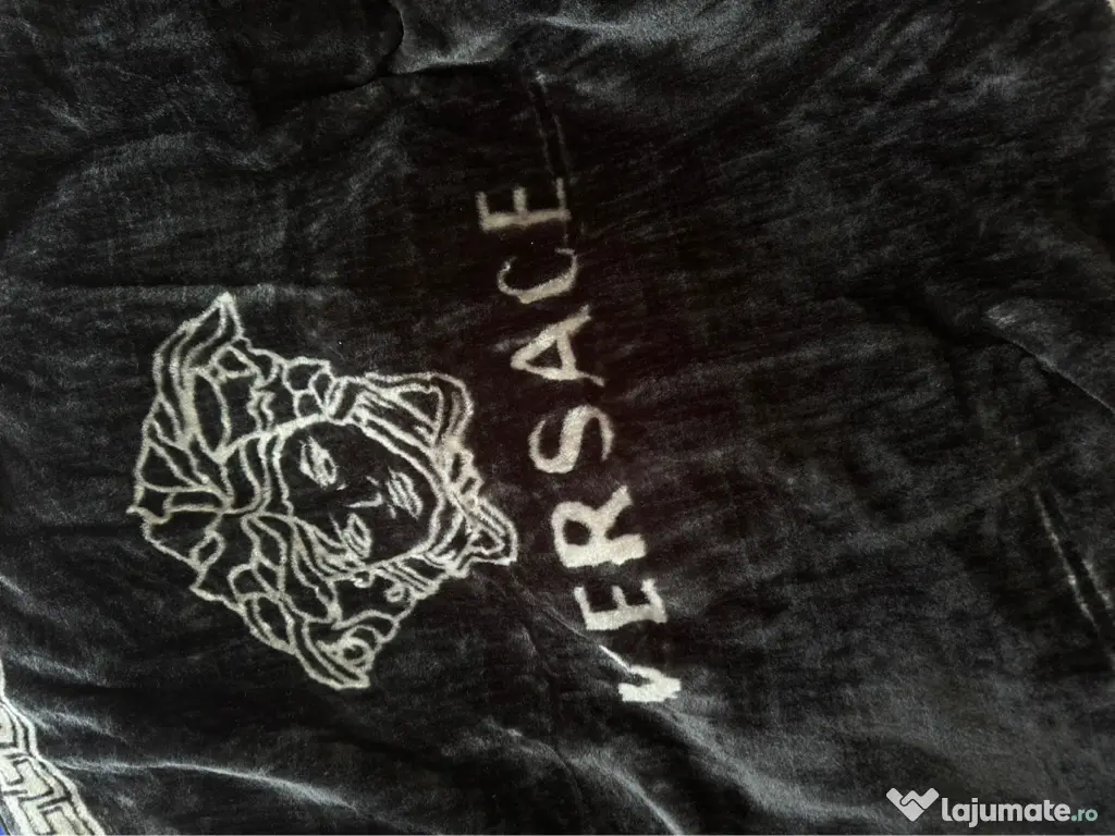 Pătură Armani și Versace