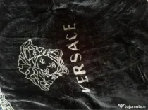 Pătură Armani și Versace